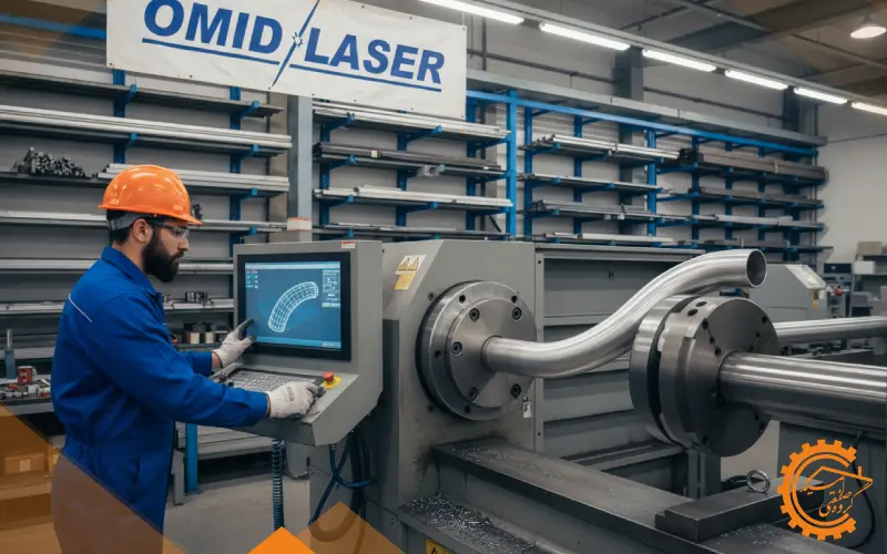 کارگر در حال پر کردن دقیق لوله فلزی با ماسه سیلیسی در گیره، به عنوان بخشی از فرآیند خمکاری لوله با پرکننده در کارگاه.